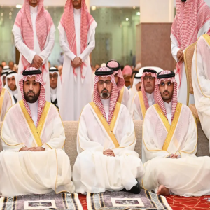 أمير منطقة جازان ونائبه يؤديان صلاة عيد الأضحى مع جموع المصلين