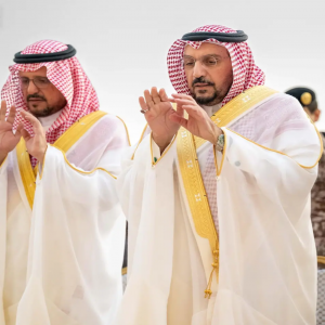 أمير منطقة القصيم ونائبه يؤديان صلاة عيد الأضحى مع جموع المصلين