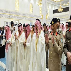 أمير منطقة عسير يؤدي صلاة عيد الأضحى