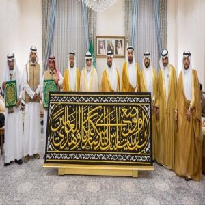 نيابةً عن خادم الحرمين الشريفين.. نائب أمير منطقة مكة المكرمة يُسلّم كسوة الكعبة المشرفة لسدنة بيت الله الحرام