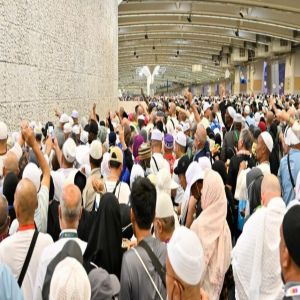 حجّاج بيت الله الحرام يرمون الجمرات الثلاث في ثاني أيام التشريق