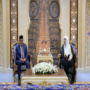 الأمين العام لرابطة العالم الإسلامي يستقبل رئيس مجلس الشورى الشعبي الإندونيسي