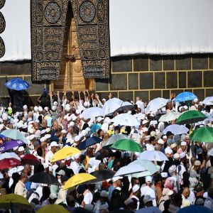حجاج بيت الله الحرام يؤدون طواف الوداع في ختام مناسكهم وسط منظومة خدمية متكاملة