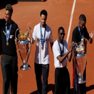 نجوم سان جيرمان يحتفلون بكأسي دوري الأبطال في رولان جاروس