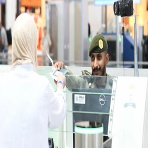 جوازات مطار الأمير محمد بن عبدالعزيز تنهي إجراءات مغادرة أولى رحلات ضيوف الرحمن