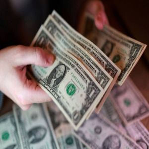 الدولار مستقر وسط ترقب إحراز تقدم في محادثات سلام الشرق الأوسط