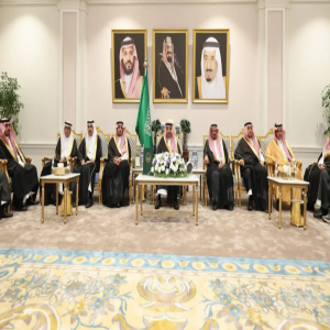 أمير نجران يعايد منسوبي الإمارة