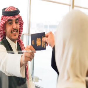 جوازات مطار الملك خالد تنهي إجراءات مغادرة ضيوف الرحمن