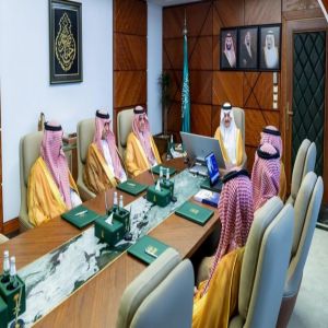 أمير المنطقة الشرقية يستقبل قيادات مطارات الدمام ويطّلع على أبرز المنجزات