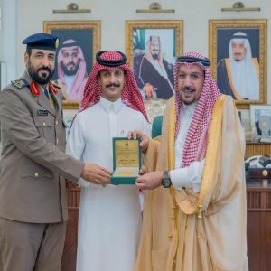 أمير منطقة القصيم يُكرِّم السلوم تقديرًا لموقفه في التعامل مع مركبة مشتعلة وإبعادها عن موقعها
