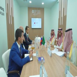 وزير الصناعة والثروة المعدنية يجتمع مع الرئيس التنفيذي لصندوق الاستثمار المباشر الروسي