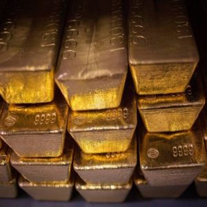 احتمالات رفع الفائدة تطفئ بريق الذهب