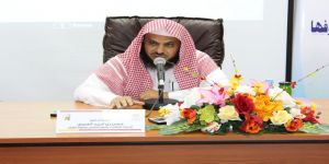 د. العُمري يقدم المجلس الأكاديمي العاشر بكلية القرآن الكريم