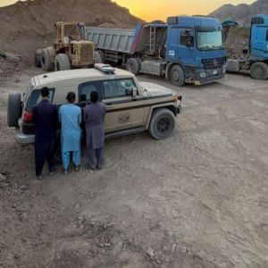 ضبط 3 مخالفين لنظام البيئة لاستغلالهم الرواسب في منطقة المدينة المنورة