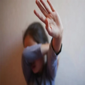 مداهمة منتصف الليل تنقذ طفلة عربية من وحش بشري