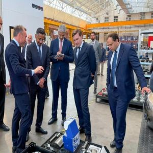 وزير الصناعة والثروة المعدنية يطّلع على الحلول الهندسية المتقدمة في مركز Kronstadt Engineering Centre بروسيا