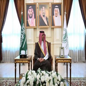 محافظ جدة يكرّم طالبات جامعة دار الحكمة لتحقيقهن مراكز متقدمة في مسابقات عالمية للروبوتات