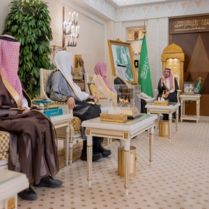 أمير القصيم يكرّم الجمعيات الداعمة للمبادرات التعليمية بالمنطقة