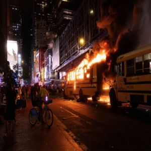 إصابة بطلق ناري واحتراق حافلة كأس العالم.. فوضى في نيويورك بعد فوز نيكس بلقب دوري السلة