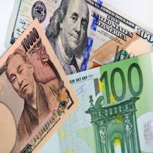 الدولار يتراجع إلى أدنى مستوى في 10 أيام