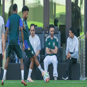 وزير الرياضة يشهد التدريب الأخير للأخضر قبل لقاء الأوروغواي في كأس العالم 2026