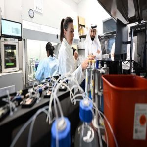 رئيس "الغذاء والدواء" يطّلع على التجارب العالمية في تطوير العلاجات المتقدمة خلال