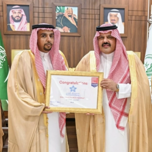 أمير حائل يتسلّم اعتماد «أفضل بيئة عمل» لتجمع حائل الصحي
