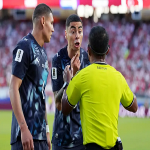 ألميرون أول لاعب يطرد لتغطية فمه بيده