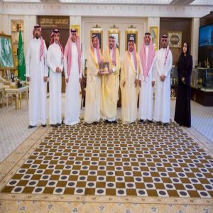 أمير القصيم يستقبل فريق عمل بطولة جمال الخيل العربية الأصيلة ويتسلّم تقريرها الختامي