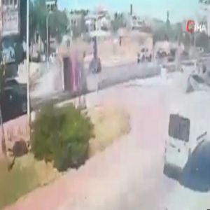 لحظة انقلاب سيارة إطفاء بعد اصطدام مروع بسيارة في تركيا