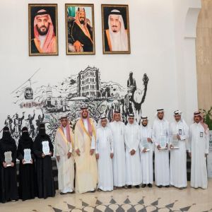 مُحافظ الطائف يُكرّم 64 طالبًا وطالبة من الموهوبين والموهوبات