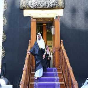 نيابة عن خادم الحرمين الشريفين.. نائب أمير منطقة مكة المكرمة يتشرف بغسل الكعبة