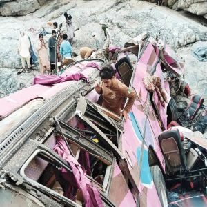 وفاة 40 شخصاً إثر سقوط حافلة في جنوب غربي باكستان
