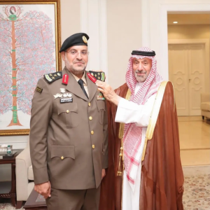 أمير نجران يقلّد قائد السرية الأولى للحماية بالأمن الدبلوماسي رتبته الجديدة