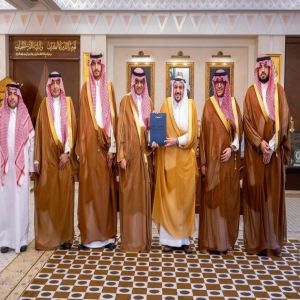 أمير القصيم يتسلّم التقرير السنوي لمطار الأمير نايف بن عبدالعزيز الدولي لعام 2025م