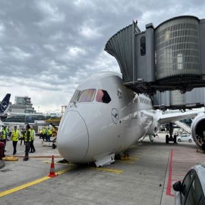 كشف سبب انهيار  عجلات طائرة لوفتهانزا B787-9 الجديدة