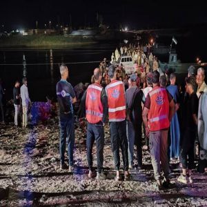 وفاة طفلين وإنقاذ أكثر من 15 شخصاً إثر غرق عبارة شرقي سوريا