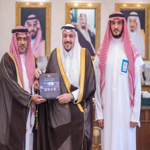 أمير منطقة القصيم يتسلم التقرير السنوي للبريد السعودي