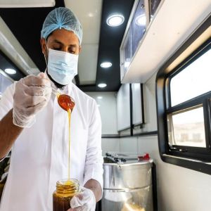 فرع وزارة البيئة بمنطقة تبوك يعلن بدء جولات الوحدة المتنقلة لفرز وتعبئة العسل