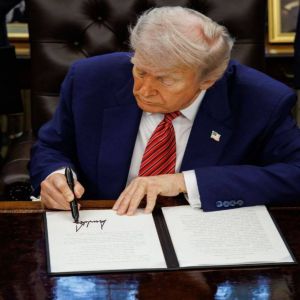 ترامب يهدد كندا بفرض رسوم جمركية بسبب دخان حرائق الغابات