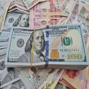 الدولار يرتفع مع تصاعد الصراع بين أمريكا وإيران