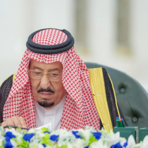 خادم الحرمين الشريفين يرأس جلسة مجلس الوزراء في جدة