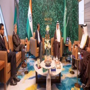 سمو وزير الطاقة ووزير الصناعة والثروة المعدنية يلتقي مستشار الأمن القومي الهندي