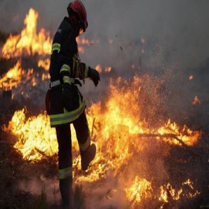 السلطات الفرنسية تجلي 4000 شخص من المواقع السياحية بسبب حرائق الغابات