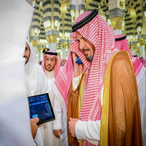 أمير منطقة المدينة المنورة يزور حلقات تحفيظ القرآن الكريم والمتون العلمية في المسجد النبوي