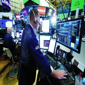 تراجع الأسهم الأوروبية والأمريكية.. وتفاقم خسائر شركات الرقائق