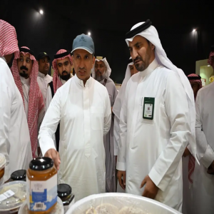 وزير السياحة يطّلع على تجربة مهرجان العسل الثامن عشر بمنطقة الباحة