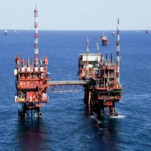 النفط ينخفض وسط توترات الشرق الأوسط
