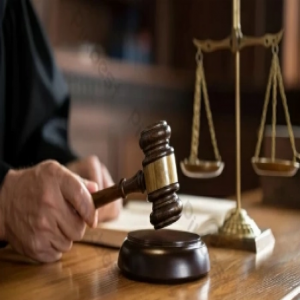 مصر: القبض على شاب انتحل صفة قاضٍ واستولى على ملايين من ضحاياه