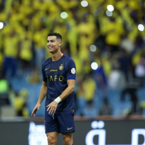 رونالدو يساند النصر من المدرجات في ودية ألميريا
